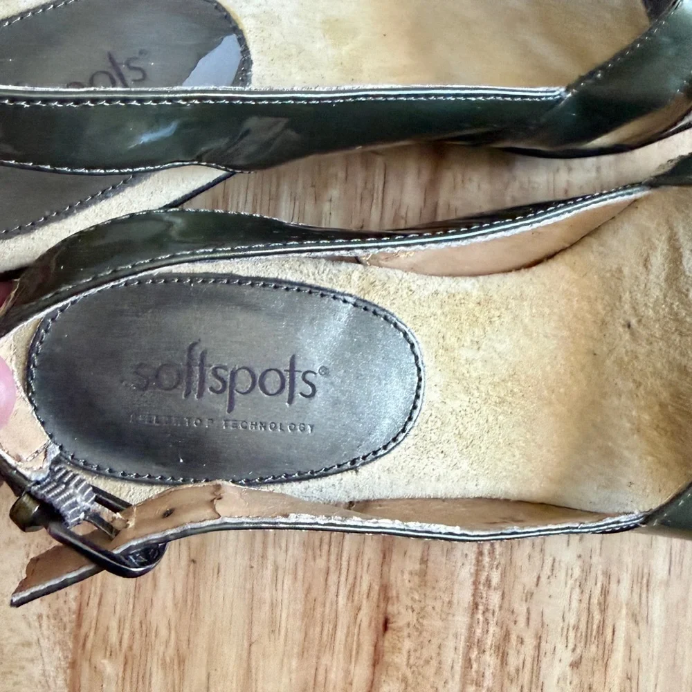 Softspots‎ Women's Olive Green Patent Leather Heeled Strapped Sandals